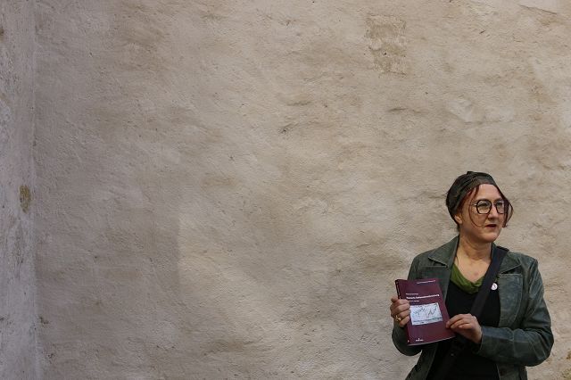 Petruscha vor St. Ulrich mit Buch